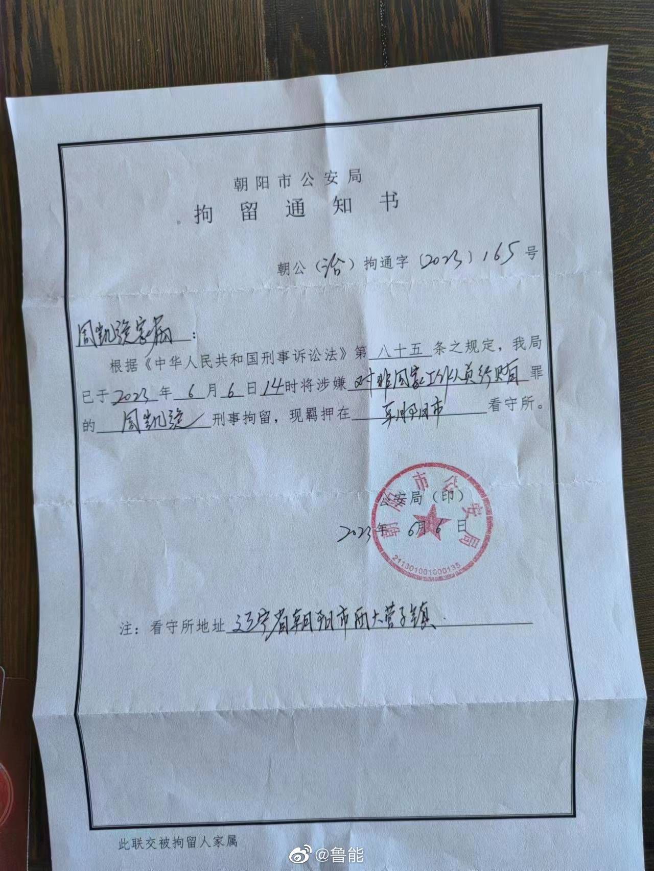 穆森·马克马尔巴夫的《无知时刻》真实记录了一部影片的拍摄过程，而影片中所发生的故事正是导演本人在青年时代所经历的一个真实的事件。